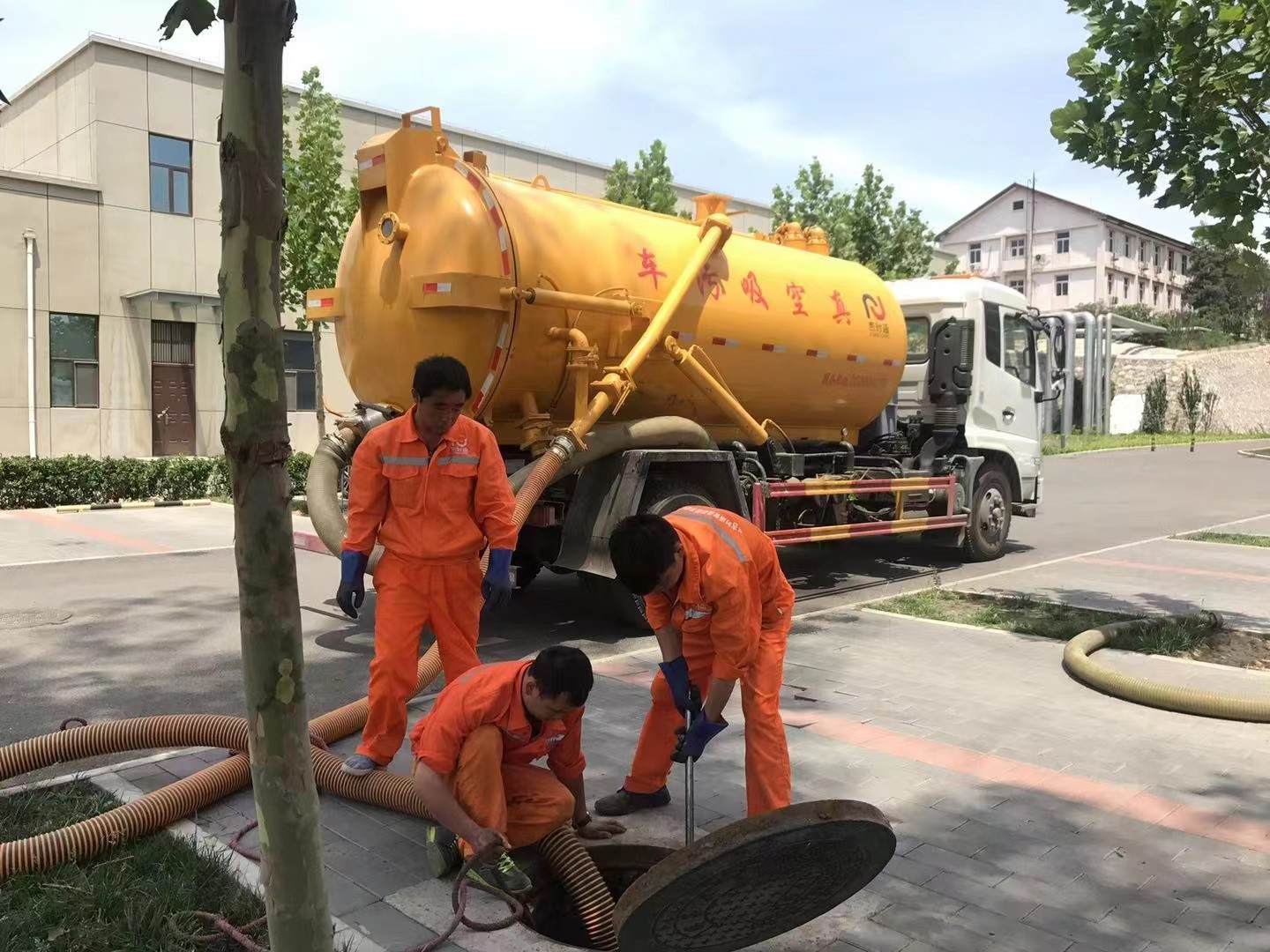 鼎城管道疏通车停在窨井附近