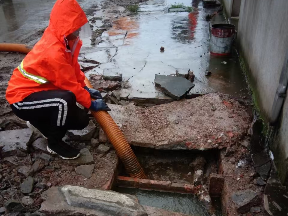 鼎城专业清理污水池 炜誉市政以规范流程守护城市 “肠道”