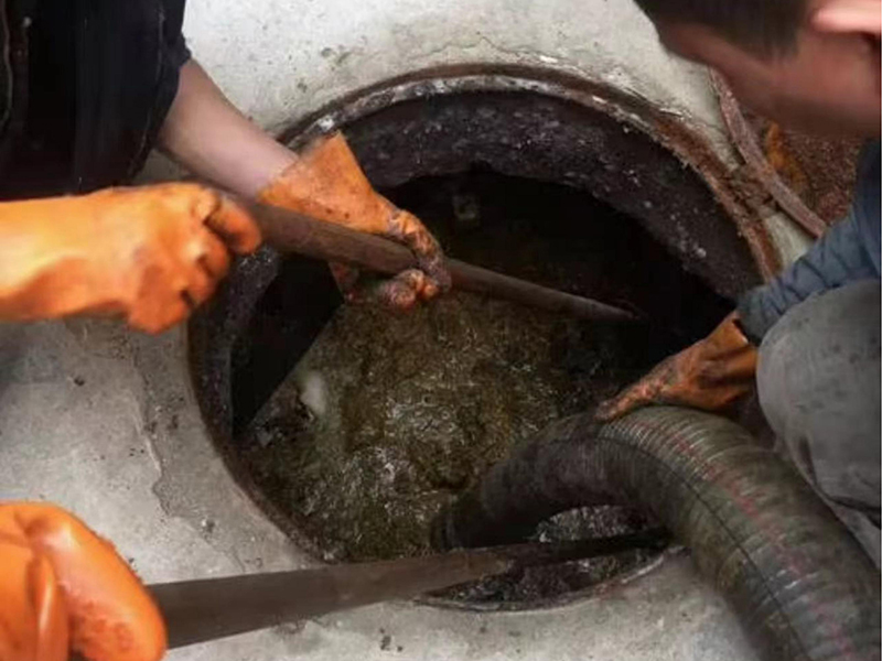 鼎城清理化粪池时如何避免沼气的危害？